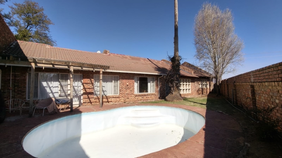 4 Bedroom Property for Sale in Hennenman Free State